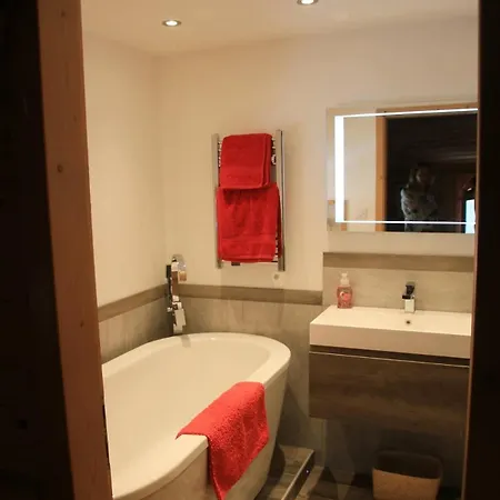 Chalet Maison Verte Large With Hot Tub
